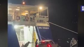VIDEO Mai multe mașini au fost prinse în trapa unui feribot din Grecia. Turiștii au privit îngroziți